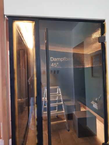 Eine Beautybehandlung für das Damen-Dampfbad